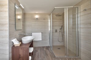 Suite, City View (Penthouse Suite No6) | Deep soaking bathtub - The Suites - Piazza Kirkop (Kirkop)