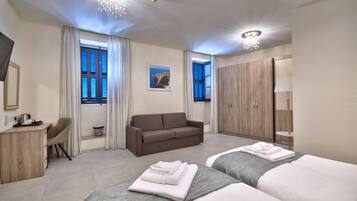 ファミリー ダブルまたはツインルーム (No4) | 1 室のベッドルーム、セーフティボックス (室内)、デスク、ノートパソコン用作業スペース