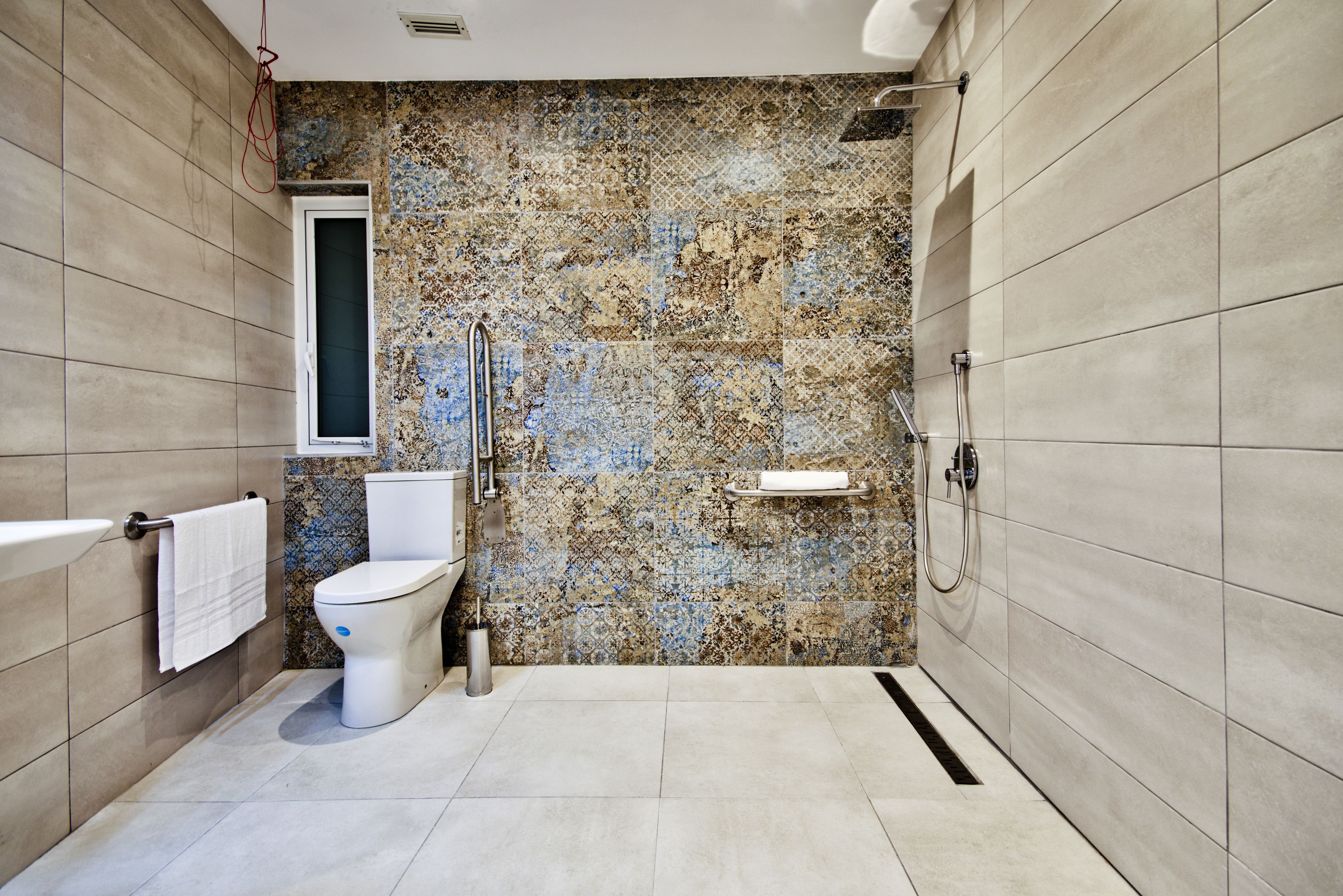 Une salle de bain moderne équipée de toilettes, d’un lavabo et d’une douche.