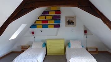 Family Suite (Grenier) | Individually decorated, individually furnished, blackout curtains