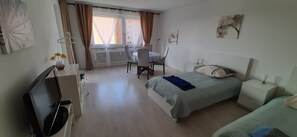 City-Apartment | Living area | Flat-screen TV - Appartement 62 qm, Central (Hannover)