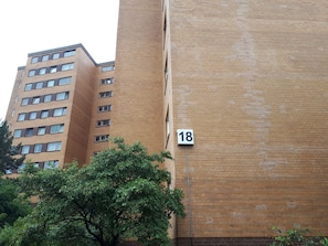 A tall brick building with a sign indicating the number 18. - Appartement 62 qm, Central (Hannover)