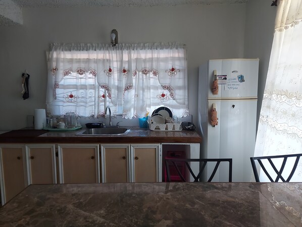 Fridge, microwave, oven, stovetop - Soufriere Local Escape St Lucia (Soufriere)