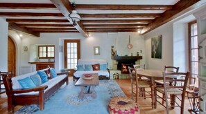 Smart TV, fireplace, DVD player, books