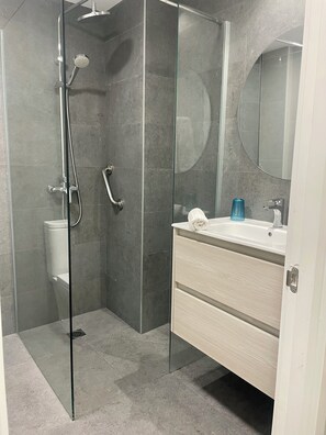 Superior Double Room | Bathroom | Shower, hair dryer, towels, soap - Hotel Idafe (Las Palmas de Gran Canaria)