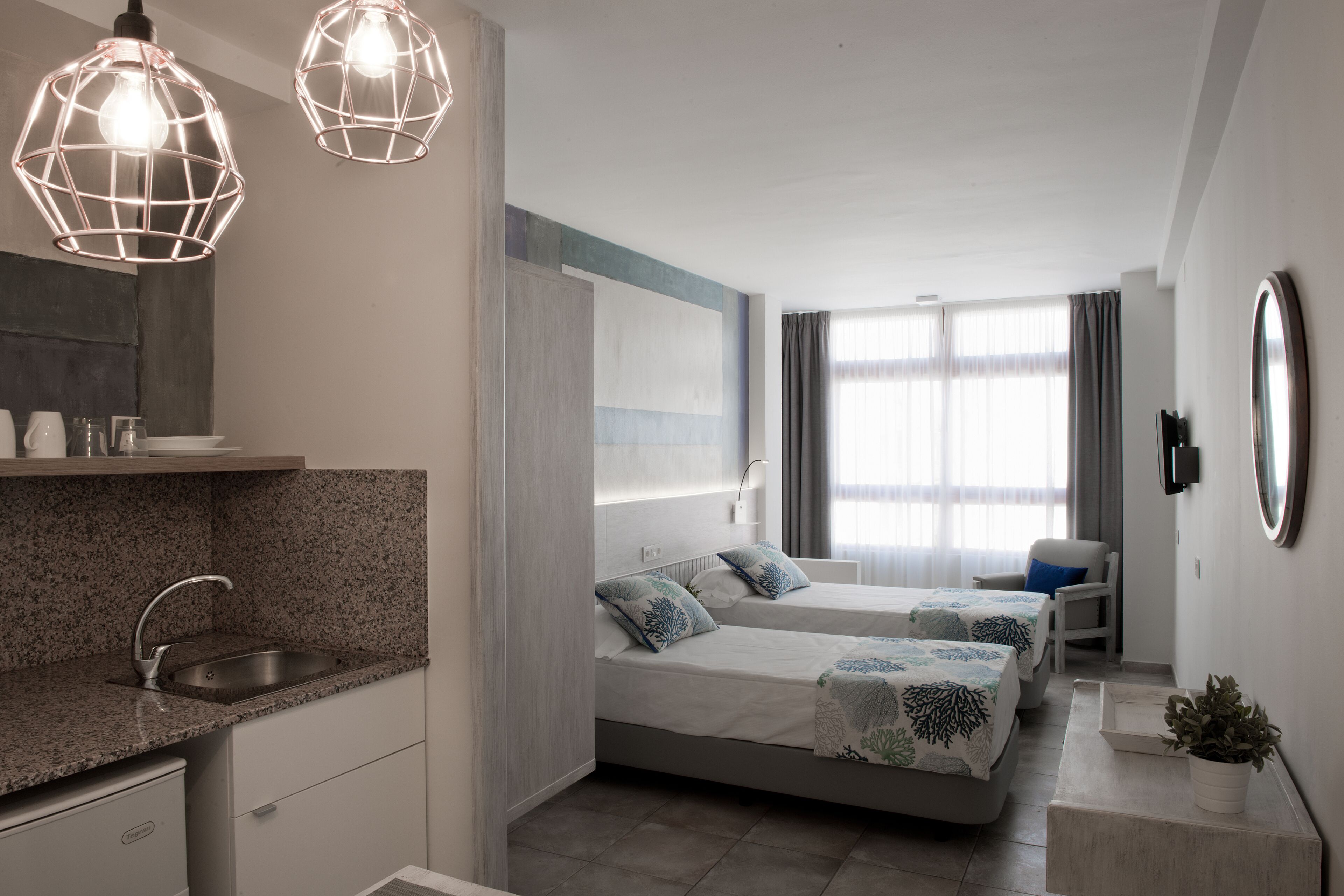 Habitación superior con 2 camas individuales | Escritorio, tabla de planchar con plancha, wifi gratis y ropa de cama