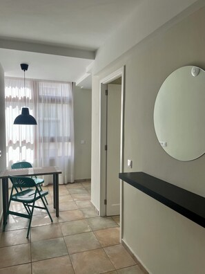 Apartamento superior | Área de estar | TV de tela plana