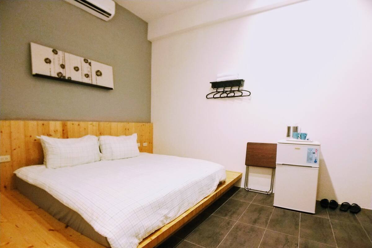 Habitación doble Deluxe | Escritorio, cortinas blackout, camas extra y wifi gratis