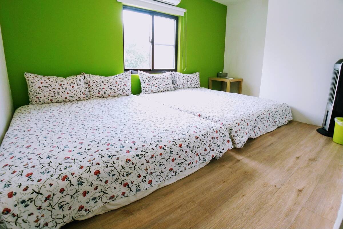 Habitación cuádruple familiar | Escritorio, cortinas blackout, camas extra y wifi gratis