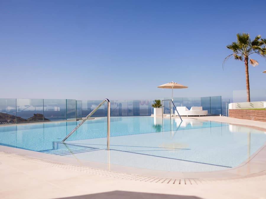 Una piscina al aire libre, sombrillas