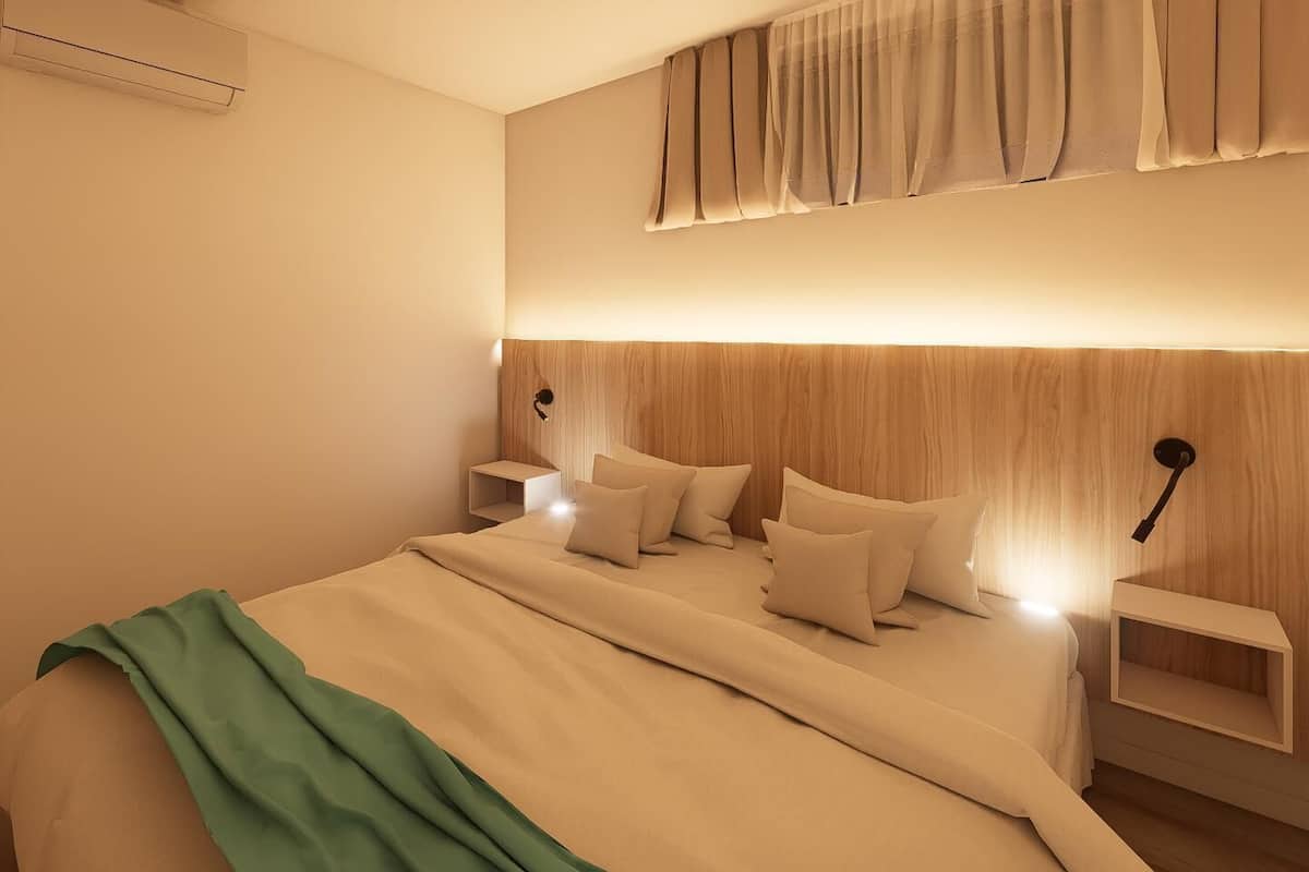 In-room safe, blackout drapes, free WiFi