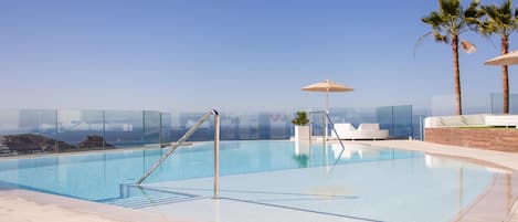 Piscine extérieure, parasols de plage