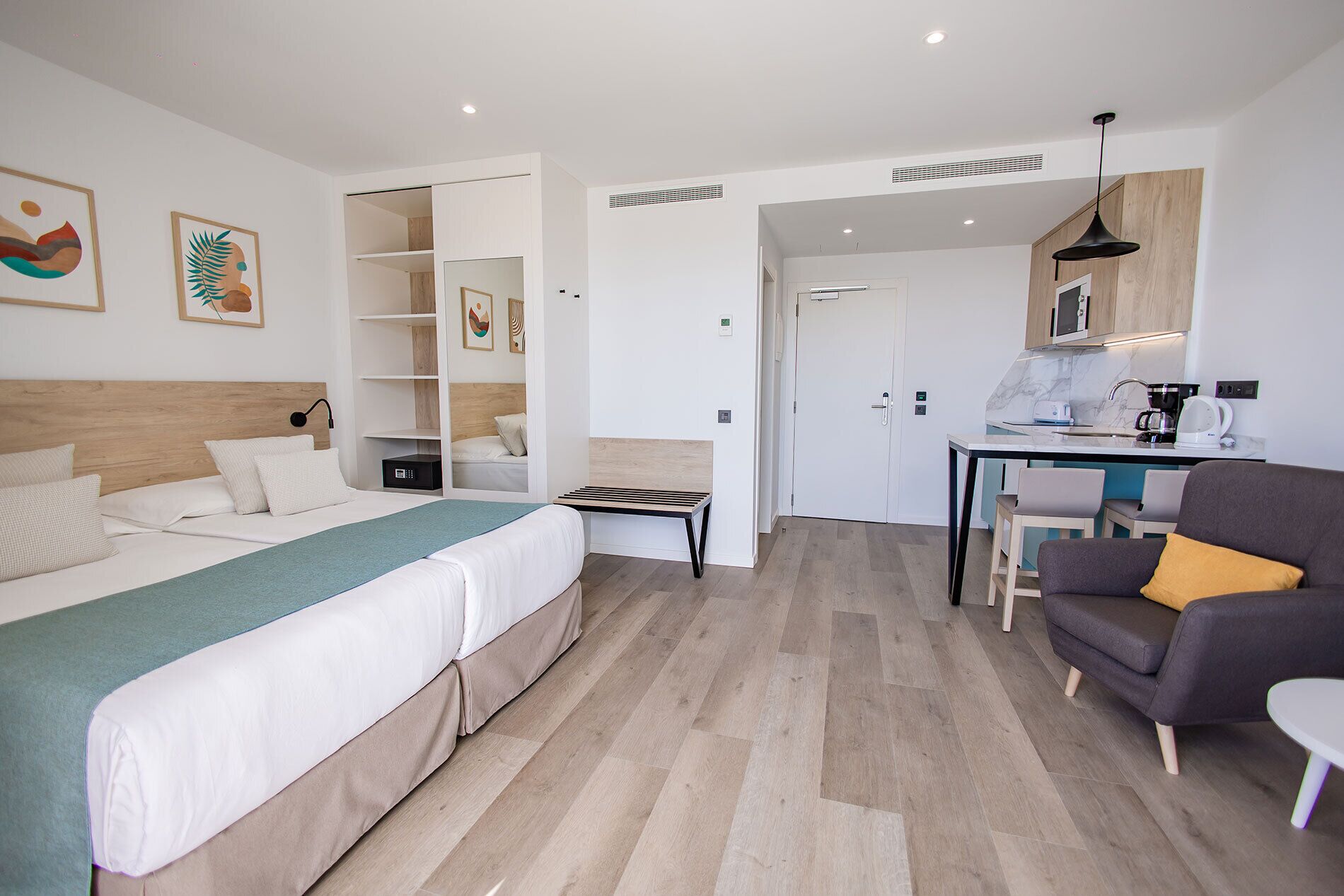 Een kluis op de kamer, verduisterende gordijnen, gratis wifi