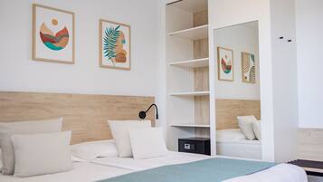 Une chambre à coucher moderne avec une tête de lit en bois, un lit avec une literie blanche, une table de chevet avec une lampe et une armoire intégrée avec des étagères.