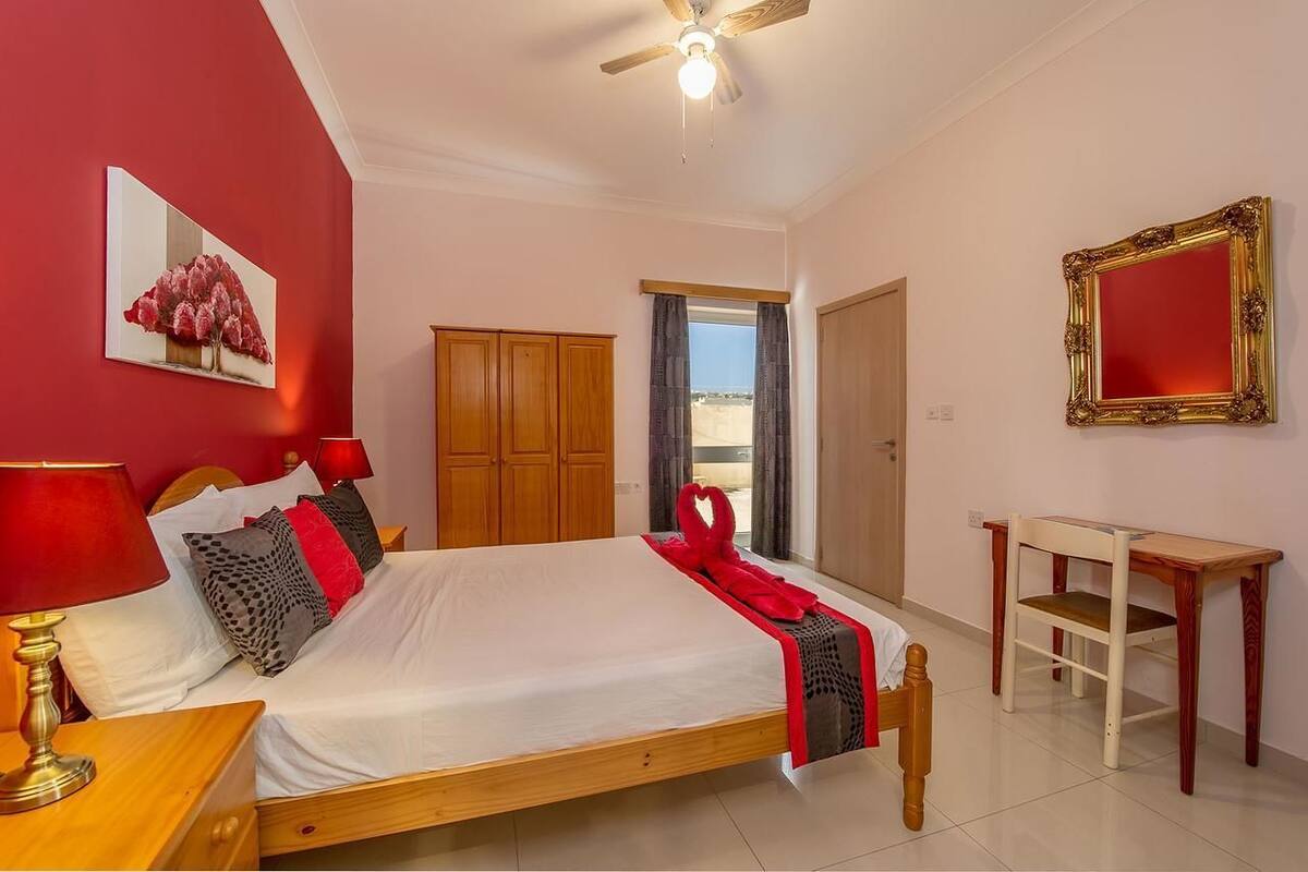 Habitación con 1 cama doble o 2 individuales, vistas al mar | Escritorio y espacio para trabajar con un portátil