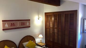 3 chambres, coffres-forts dans les chambres, fer et planche Ă repasser