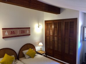 3 chambres, coffres-forts dans les chambres, fer et planche à repasser