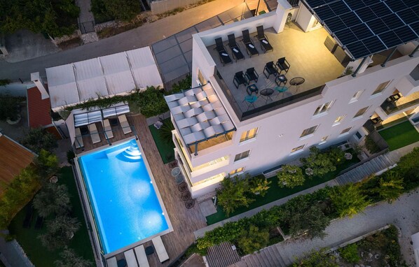 Piscina de vora infinita i piscina climatitzada