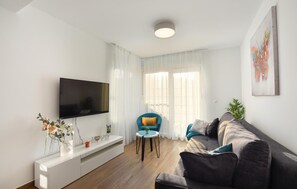 Televisor intel·ligent, futbolí i taula de tennis de taula 