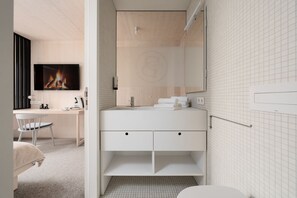 Shower, hair dryer, towels, soap - Hotel Bergamo (Ludwigsburg)