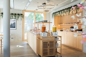 Desayuno buffet diario (EUR 11.99 por persona)