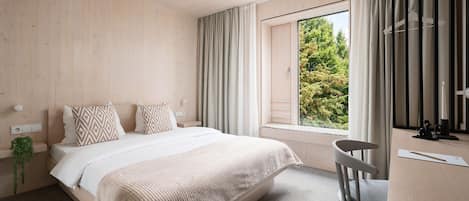 Allergikerbettwaren, Schreibtisch, laptopgeeigneter Arbeitsplatz