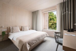 Hypo-allergenic bedding, desk, laptop workspace, blackout curtains - Hotel Bergamo (Ludwigsburg)