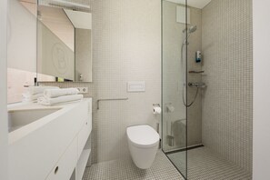 Shower, hair dryer, towels, soap - Hotel Bergamo (Ludwigsburg)