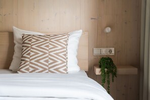 Hypo-allergenic bedding, desk, laptop workspace, blackout curtains - Hotel Bergamo (Ludwigsburg)