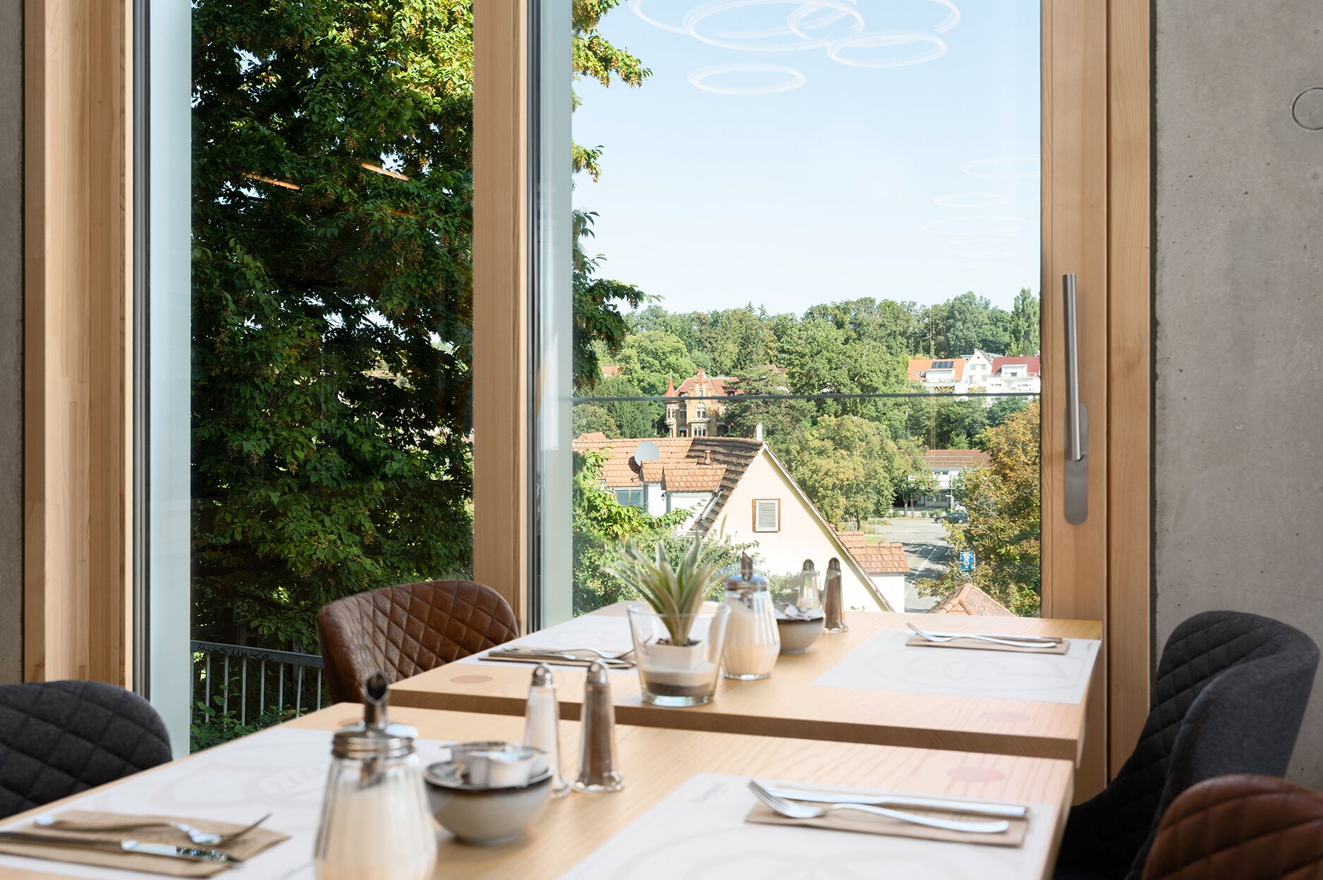 Tägliches Frühstücksbuffet (11.99 EUR pro Person)