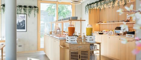 Café da manhã com buffet todos os dias (EUR 11.99 por pessoa)