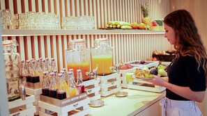Frukostbuffé varje dag (EUR 9.5 per person)