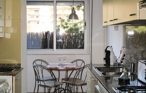 Réfrigérateur, micro-ondes, plaque de cuisson, lave-vaisselle