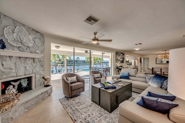 Living area - Gulf Access, Heated Pool with Safety Fence -Villa Everlasting Sunshine - Roelens (Cape Coral)