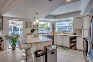 Private kitchen - Gulf Access, Heated Pool with Safety Fence -Villa Everlasting Sunshine - Roelens (Cape Coral)