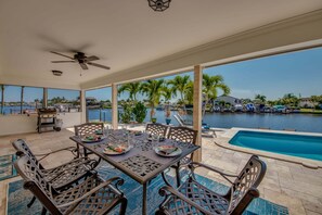 Outdoor dining - Gulf Access, Heated Pool with Safety Fence -Villa Everlasting Sunshine - Roelens (Cape Coral)
