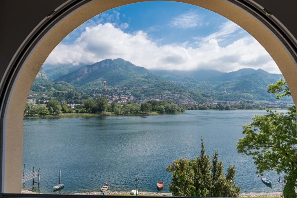 Zimmer, 1 Doppelbett und Schlafsofa (BELLAGIO 1) | Blick auf den See