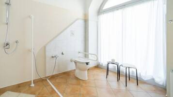 Huone, useita sänkyjä (CERNOBBIO 6) | Kylpyhuone | Suihku, sadesuihkupää, ilmaiset hygieniatuotteet, hiustenkuivaaja