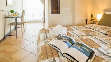 Quarto, 1 cama de casal (MENAGGIO 5) | Escrivaninha, cortinas blackout, berços grátis, Wi-Fi de cortesia