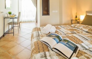 客房, 1 张双人床 (MENAGGIO 5) | 办公桌、遮光窗帘、免费婴儿床、免费 WiFi