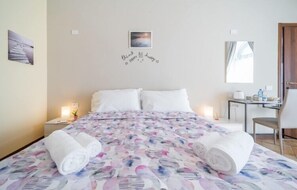 Kamer, 1 tweepersoonsbed met slaapbank (COMO 4) | Een bureau, verduisterende gordijnen, gratis wifi, beddengoed