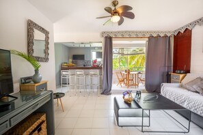 Ein kompakter Wohnraum mit Küchenzeile, Essbereich und Schlafzimmer.