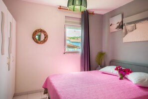 1 chambre, coffres-forts dans les chambres, fer et planche à repasser