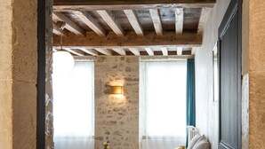 Une chambre à coucher avec un lit, une table de chevet et une lampe.