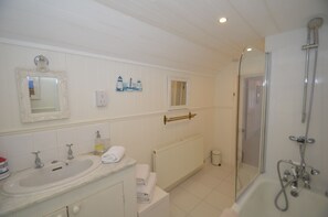 Combined shower/tub, hair dryer, towels - Crown Cottage (Rye)