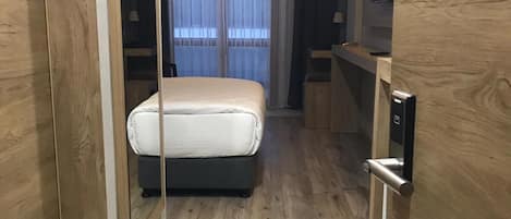Habitación doble, vista al lago | Minibar, escritorio, espacio para trabajar con laptop y insonorización