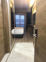 Minibar, escritorio y espacio para trabajar con laptop