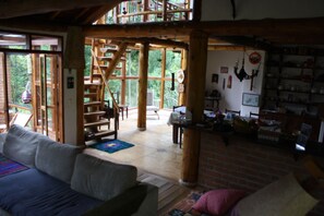 TV, peis, DVD-spiller og bøker