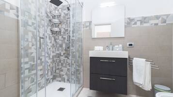 Appartement Standard, 1 grand lit et 1 canapé-lit, vue cour intérieure | Douche de la salle de bain