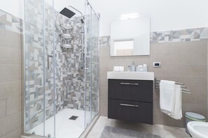Appartamento Standard, 1 letto queen con divano letto, vista cortile | Doccia